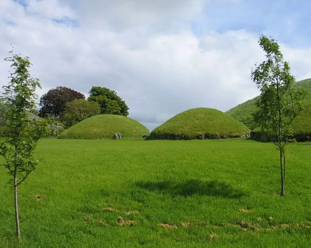 Small Mounds at the Knowth