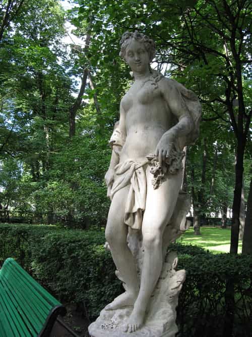 Sculpture-of-Goddess-Aurora-at-Summer-Garden-in-St.Petersburg-in-Russia