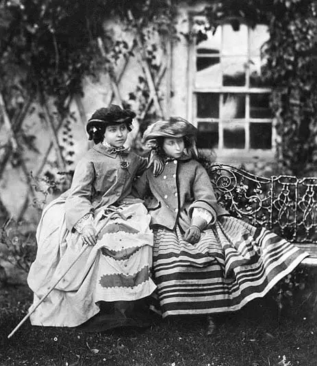 Princess Alice Maud Mary ( right) with her sister Princess Victoria