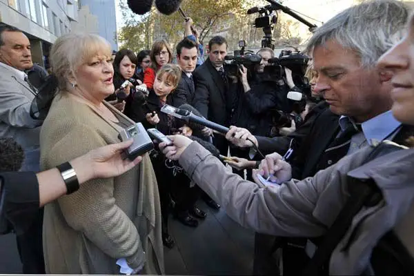 Judy-Moran-with-the-reporters