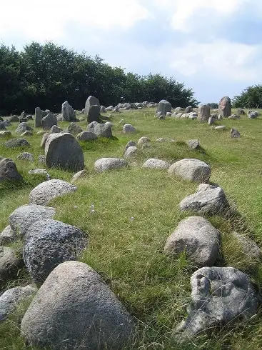 Funerary stone settings (Lindholm Høje)