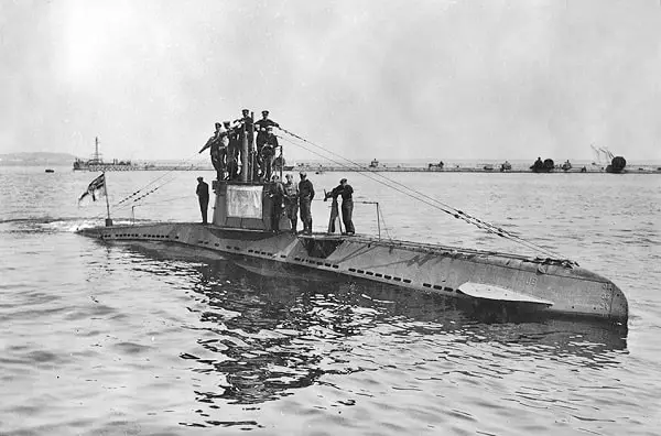 German U-boat UB 14 with its crew