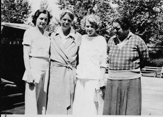 Hickok (far right) with Eleanor Roosevelt (2nd from left)