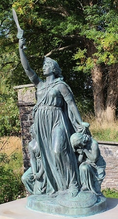 Statue of Boadica and her daughters by John Thomas